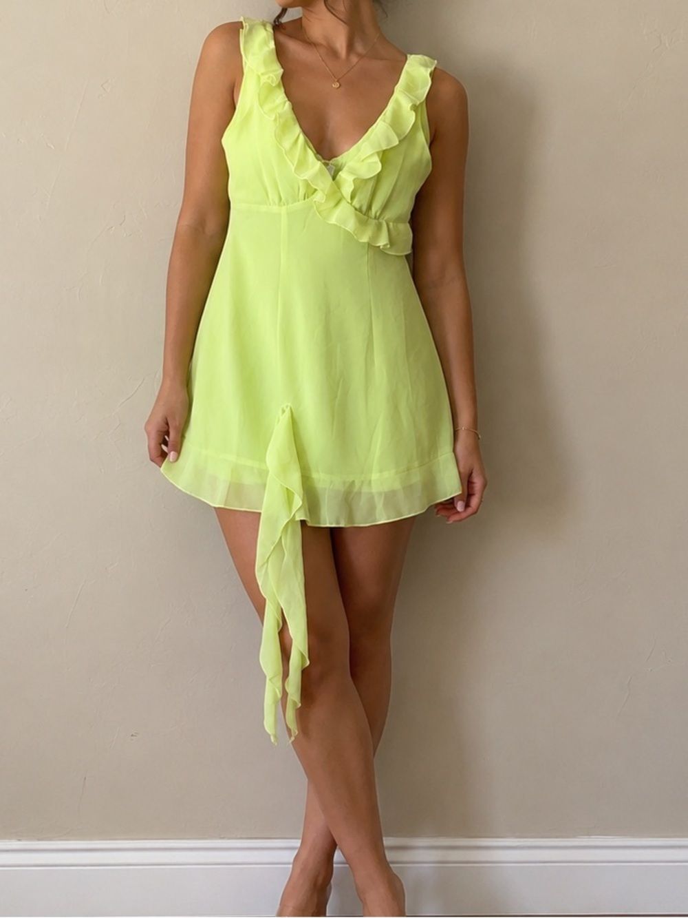 Thats So Fetch Cabello mini dress features a ruffled V-neckline, front tie sz 4